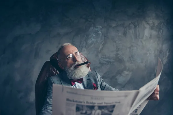 Retrato de viejo atractivo brutal en la celebración de esmoquin, mirando — Foto de Stock