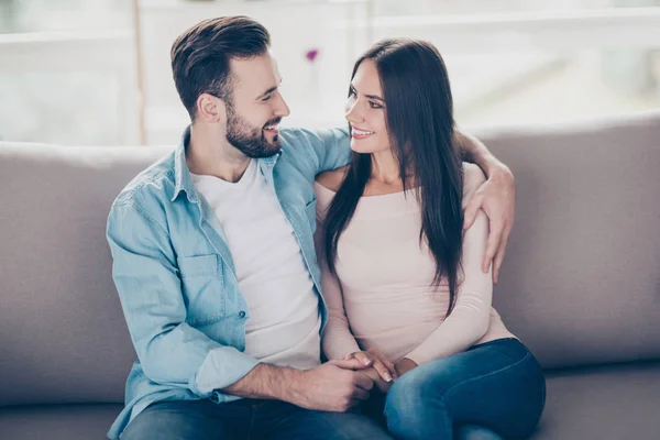 É tão bom estar em casa! Casal de bela carele falante — Fotografia de Stock