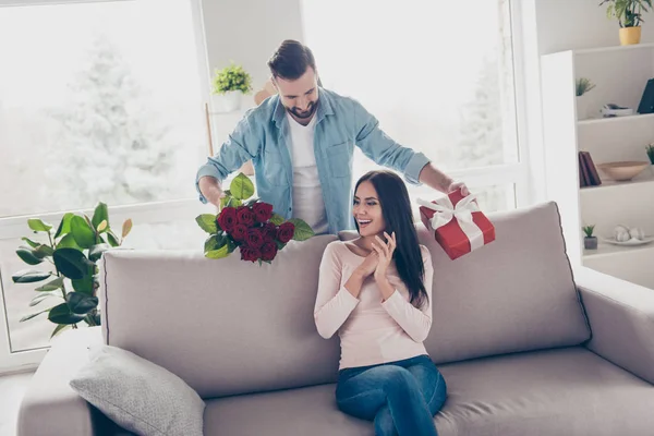 ¡Recuerdo nuestra fecha de boda! cariñoso cuidado atento amable handso — Foto de Stock