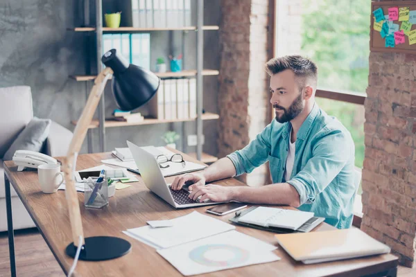 Profiel-zijaanzicht van denken freelancer, het dragen van casual smart, co — Stockfoto