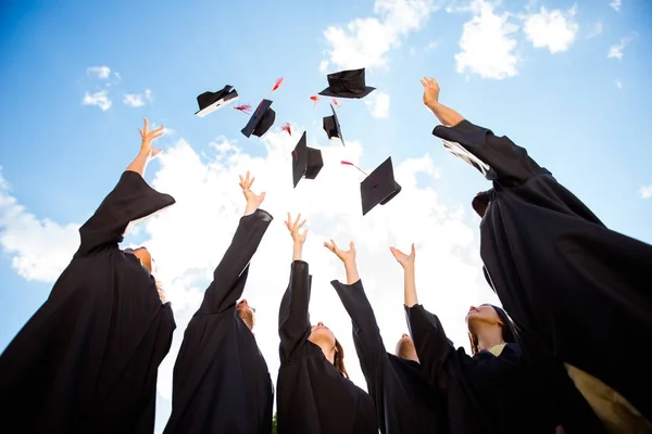 Gefeliciteerd! Lage hoekmening van gelukkig groep van zes jonge chee — Stockfoto