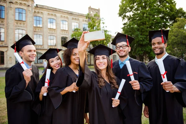 Recuerdos de seis graduados internacionales alegres, posando para sho — Foto de Stock