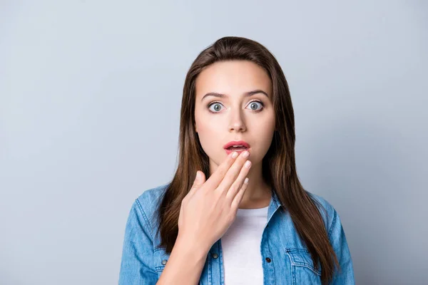 Hoppla. Nahaufnahme Porträt junger, niedlicher, ziemlich aufgeregter, flippiger M — Stockfoto