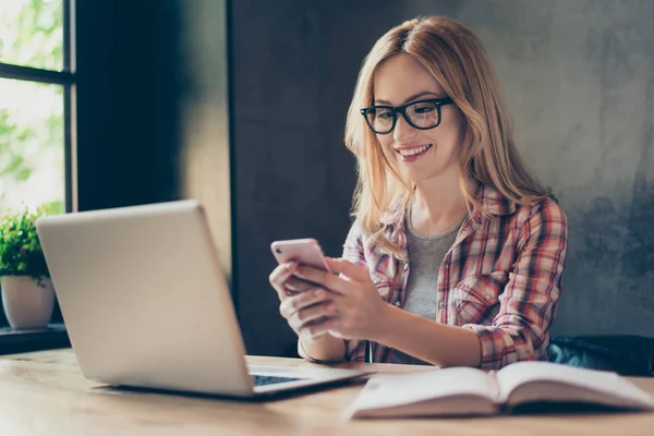 Portret van lachende ondernemer babbelen door 5g internet, l — Stockfoto