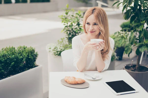 Attraente elegante bella donna carina in caffè all'aperto utilizzando lapt — Foto Stock