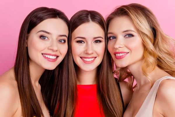 Κοντινό πλάνο, τρεις ευτυχισμένος όμορφα κορίτσια μαζί, κόμμα διάστημα της — Φωτογραφία Αρχείου