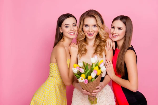 Три счастливые очаровательные, красивые девушки в элегантных платьях с волосами — стоковое фото