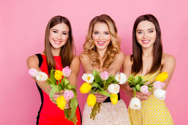 Bonito, bonito, encantador trío de chicas en vestidos, tener colorido — Foto de Stock
