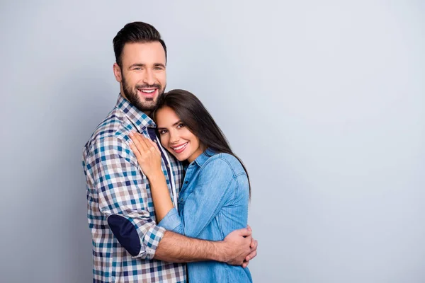 Porträt eines schönen, fröhlichen, positiven, netten Paares im Hemd — Stockfoto