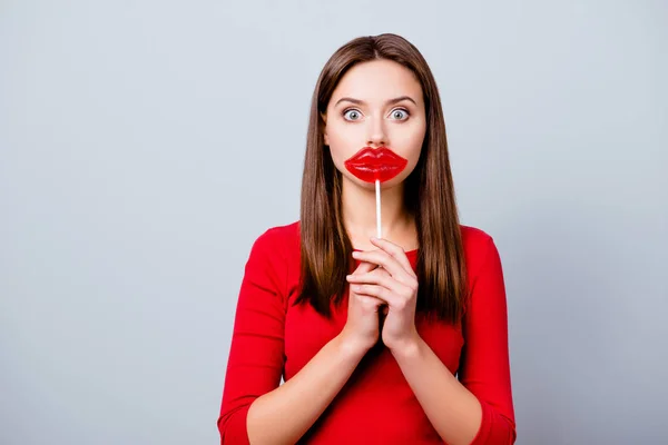 Charmante, hübsche, überraschte brünette Dame wünscht sich Lippe — Stockfoto