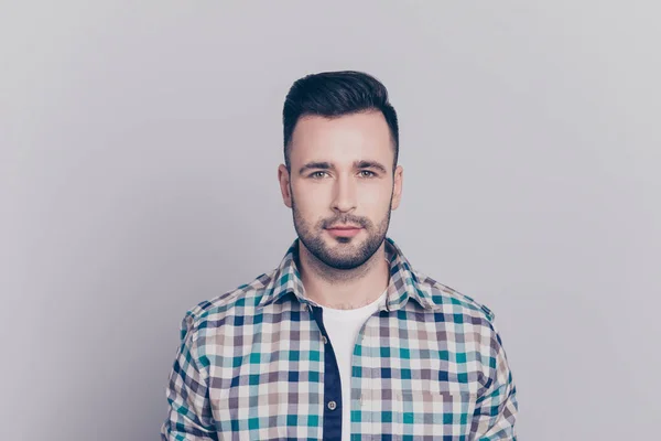 Retrato de homem deslumbrante sem emoção olhando para a câmera, stan — Fotografia de Stock