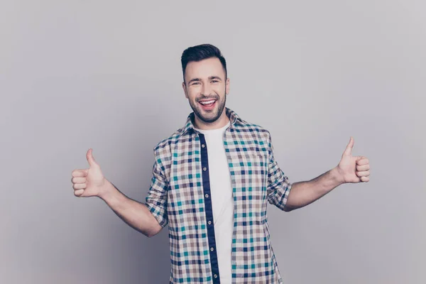 Retrato de sonriente, barbudo, moreno, hombre guay haciendo un gesto de dos thu — Foto de Stock