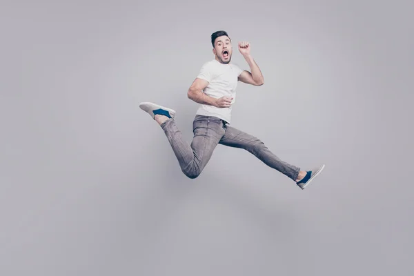 Felicidad, libertad, movimiento y concepto de personas. Sorprendido, funky, h — Foto de Stock