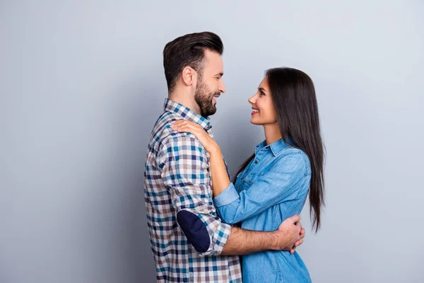 Retrato de pareja caucásica, atractiva y sonriente - hombre barbudo —  Fotos de Stock