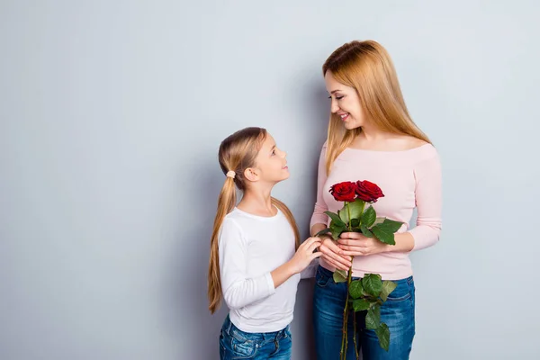 Mamá mamá mamá maternidad personas felicidad deleite regocijo tocar m — Foto de Stock