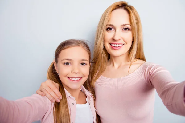 Leende, fina, söta, söta mor och dotter med strålande smil — Stockfoto