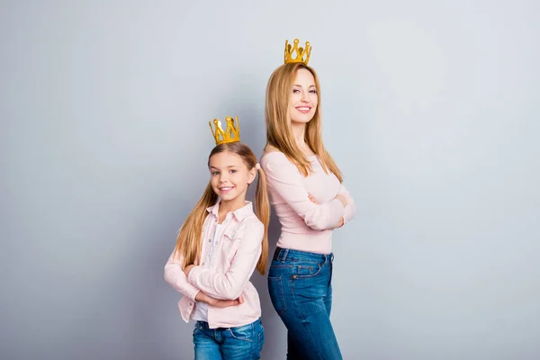 Doce, linda, bonita mãe e filha com as mãos cruzadas, costas — Fotografia de Stock