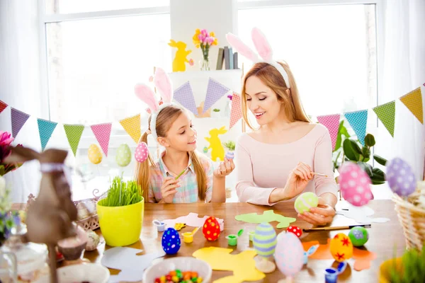 Happy Easter atmosfera! Ładny, mały, radosny córka Pokaż do c — Zdjęcie stockowe