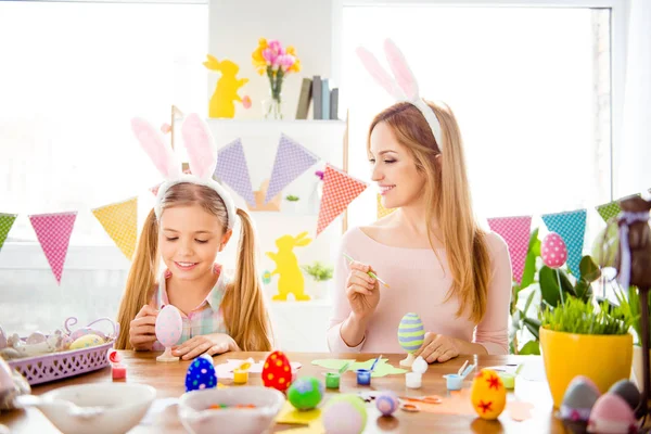 Happy Easter atmosfera! Śmieszne, ładny Mama Dokonywanie kontroli, looki — Zdjęcie stockowe