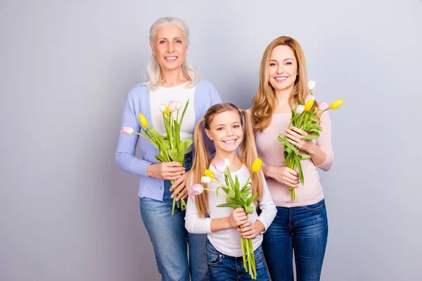 Feminina flickaktiga friskhet solsken värme vänskap njuta resten — Stockfoto