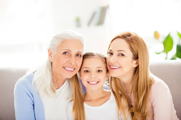 Familjerum comfort fotoram. Porträtt av glada glada adorabl — Stockfoto