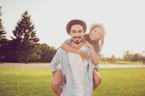 Buen día, felicidad, concepto de amistad. Lindo cerdo socio dulce — Foto de Stock