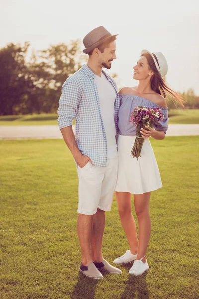 Full storlek söt söt partners på ett datum utanför, välklädd — Stockfoto