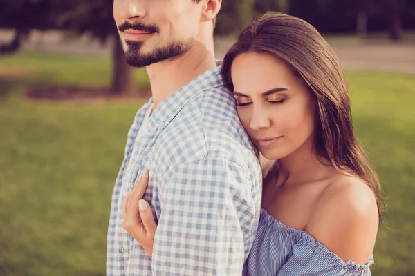 Nahaufnahme beschnitten schuss von wunderschönen süß brünette dame mit — Stockfoto