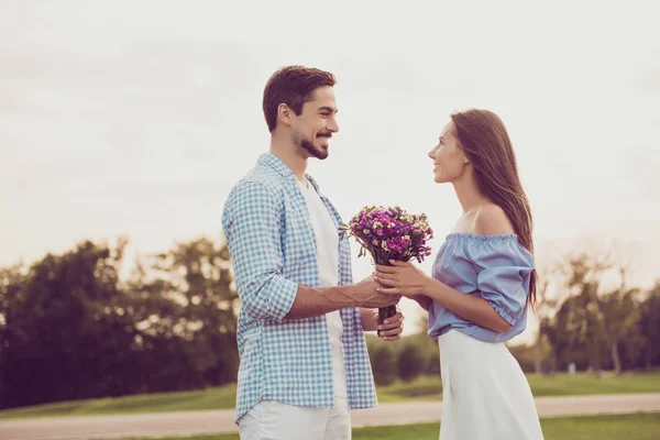 Seitenprofil-Foto von attraktiven süßen Brunet und Brünette p — Stockfoto