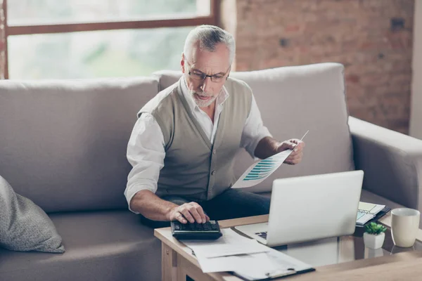 Viejo seguro inteligente abuelo concentrado está comprobando su calculo — Foto de Stock