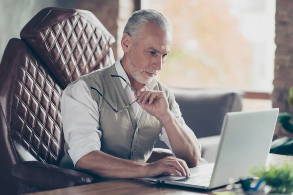 Allvarlig utestående koncentrerad respekterade professionella intellig — Stockfoto