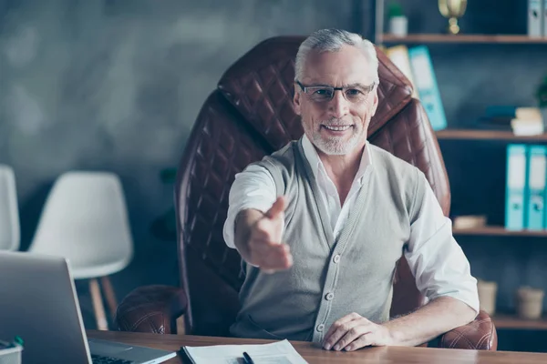 ¡De nada, siéntese por favor! Retrato de experiencia alegre — Foto de Stock