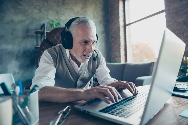 Gekwalificeerde zeker opgewonden vrolijke nieuwsgierig freelancer en inve — Stockfoto