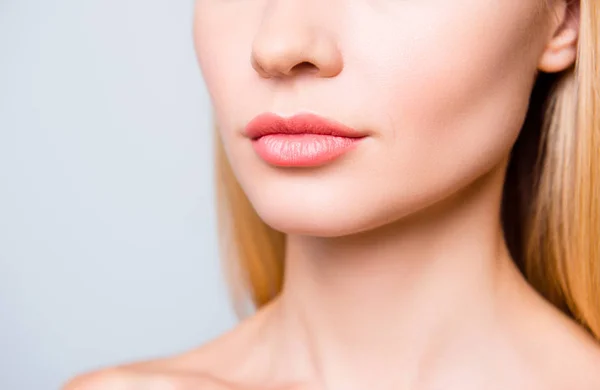 De cerca foto recortada de los labios de la mujer natural grande sin lipst — Foto de Stock