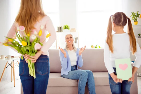 Internationale vrouw dag comfort concept. Moeder verbergen tulpen beh — Stockfoto