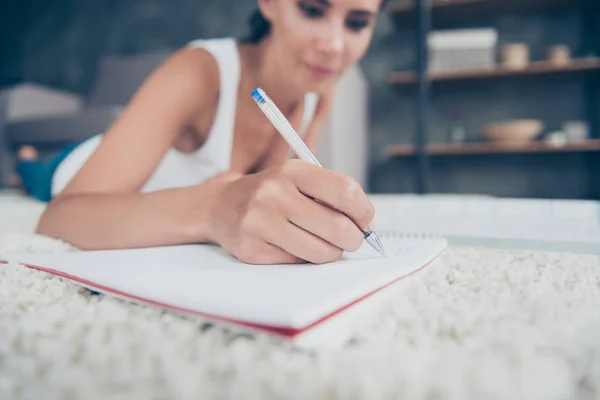 Εσωτερικη πορτραίτο γυναίκας χέρι με μολύβι γράφοντας στο copybook, — Φωτογραφία Αρχείου
