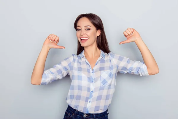 It's me! Portret van lachende vrolijke mooie jonge vrouw onder controle — Stockfoto