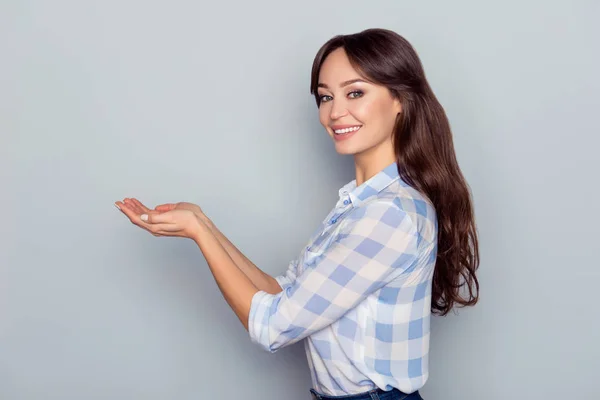 Concepto de publicidad. Retrato de precioso, lindo, perfecto, chee —  Fotos de Stock