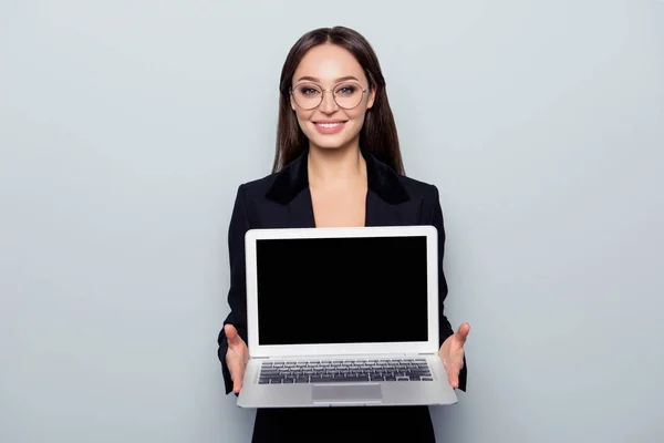 Stående med kopia utrymme av ganska, glad, självsäker, bekänner — Stockfoto