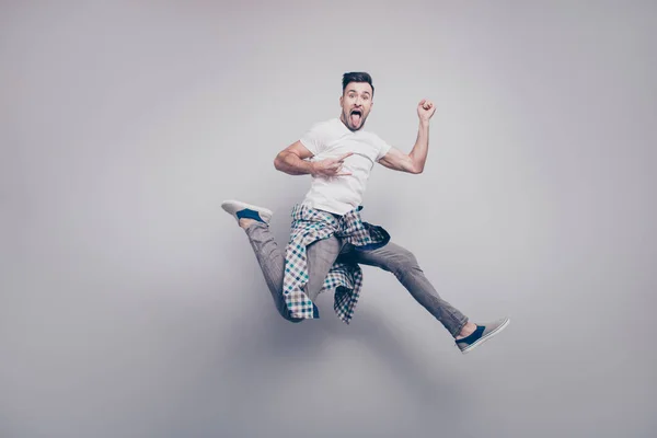 Felicidad, libertad, movimiento y concepto de personas. Barba joven loca — Foto de Stock