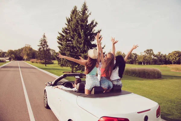 Rilassarsi viaggio freddo, veicolo noleggio auto, autostrada giro di velocità — Foto Stock