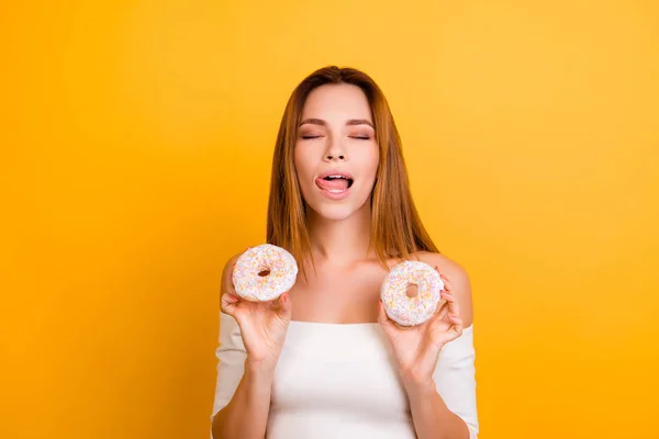 チャーミングでセクシーな女性 2 の白いドーナツを示す彼女の唇 w を舐めています。 — ストック写真
