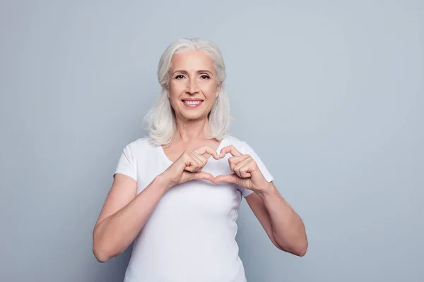 Perfeito, agradável, envelhecido, velho, mulher bonita, amante em t-shirt fazendo , — Fotografia de Stock