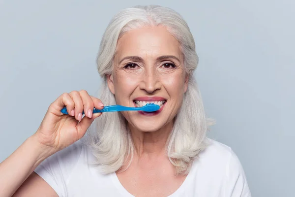 치아를 청소의 개념은 올바른 방법 이다. 하의 사진 닫기 — 스톡 사진