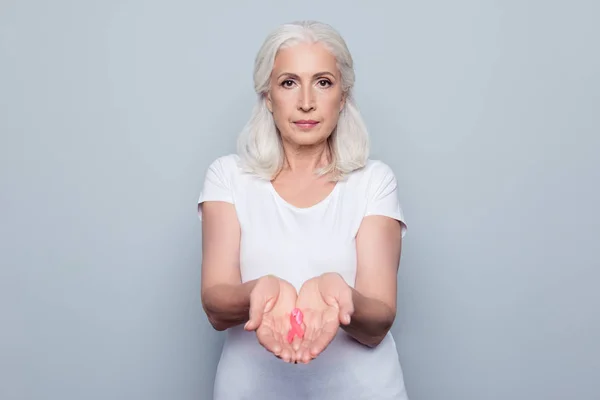 Gezondheidszorg en geneeskunde concept - vrouw holding in handen roze br — Stockfoto