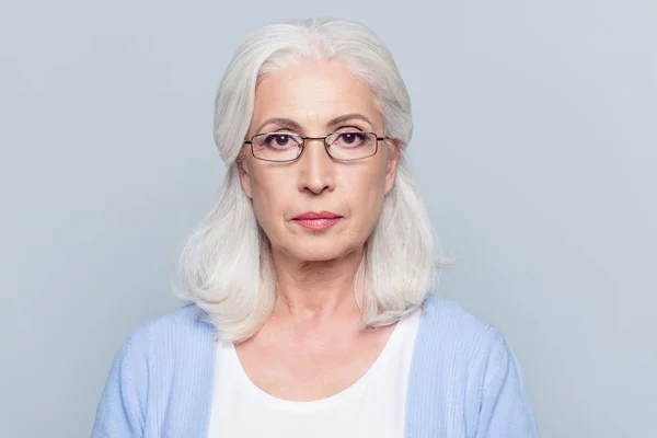 Tutup potret serius, usia, wanita menawan dalam kacamata ov — Stok Foto