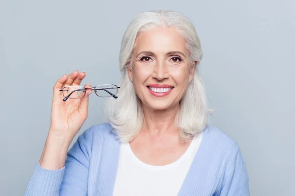 Vecchio, affascinante, bella donna che mostra occhiali per la vista, senior, p — Foto Stock