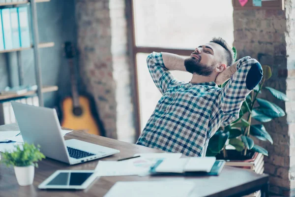 Baard, aantrekkelijke man ontspannen in kantoor voor laptop sc — Stockfoto