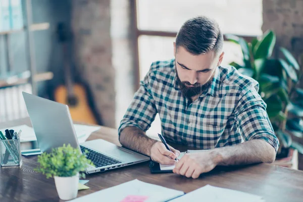 Atento inteligente inteligente inteligente estudiante masculino usando checkere — Foto de Stock