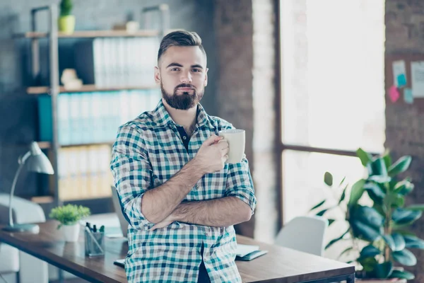 Concepto de hora del café en el trabajo. Retrato de satisfacción deliciosa co — Foto de Stock